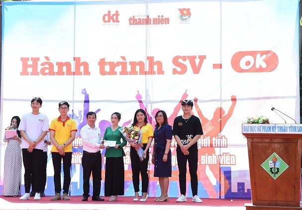 Nhà báo Nguyễn Toàn và bà Nguyễn Thị Kim Oanh trao giải Nhất cho đội thi trường Đại học Cửu Long