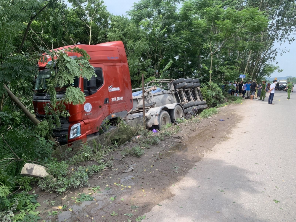 Bắc Giang: Xe máy va chạm với đầu kéo làm 1 người tử vong