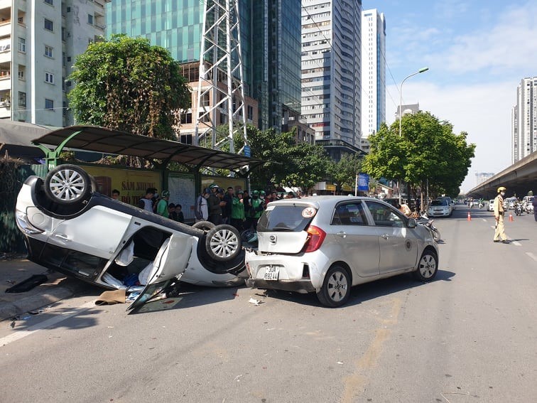 Hiện trường vụ tai nạn giao thông liên hoàn trên đường Phạm Hùng