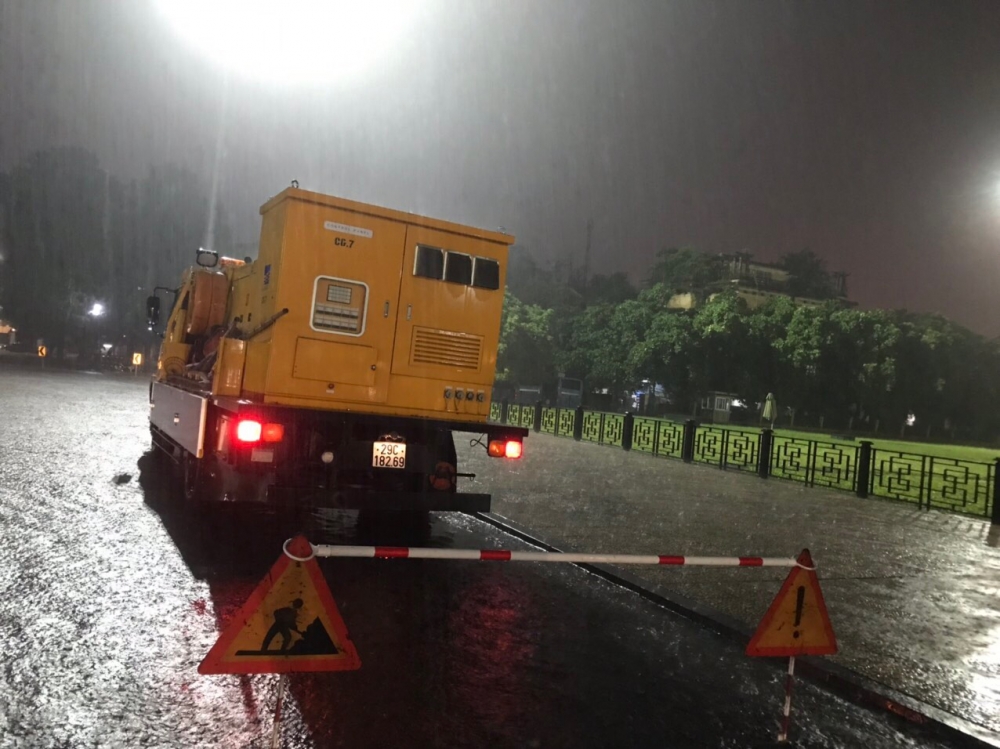 Hà Nội: Căng mình điều tiết chống ngập khi cơn mưa lớn trút xuống bất ngờ