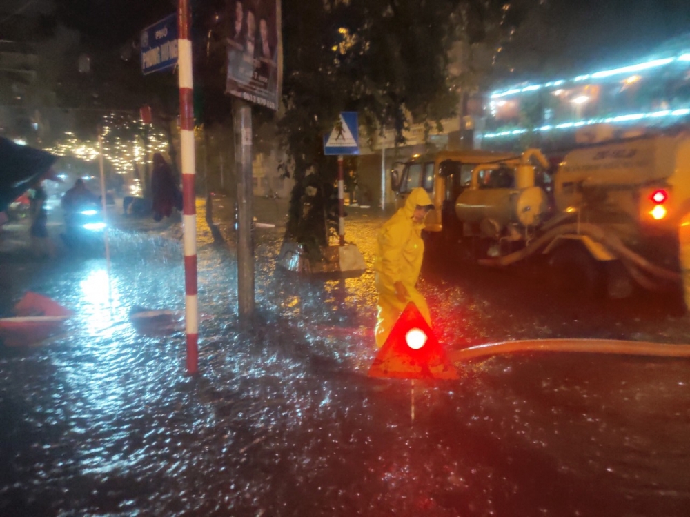 Hà Nội: Căng mình điều tiết chống ngập khi cơn mưa lớn trút xuống bất ngờ