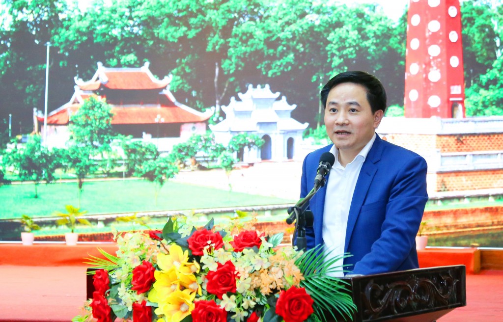 Bí thư Thị ủy Sơn Tây Trần Anh Tuấn báo cáo tại buổi làm việc