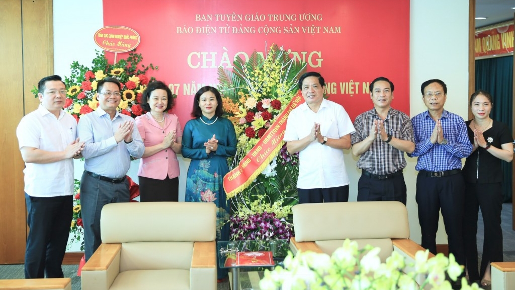 Lãnh đạo TP Hà Nội chúc mừng các cơ quan báo chí Trung ương, thành phố