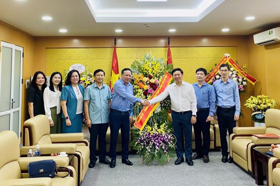 Phó Bí thư Thành ủy Nguyễn Văn Phong chúc mừng Ban Tuyên giáo Trung ương và một số cơ quan báo chí