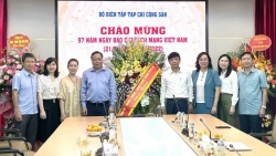 Phó Bí thư Thành ủy Nguyễn Văn Phong chúc mừng Ban Tuyên giáo Trung ương và một số cơ quan báo chí