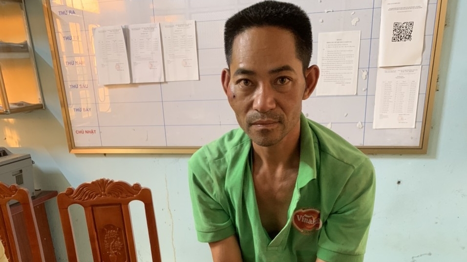 Bắc Giang: Tài xế xe chở gỗ bỏ chạy, dùng dao đâm trọng thương CSGT