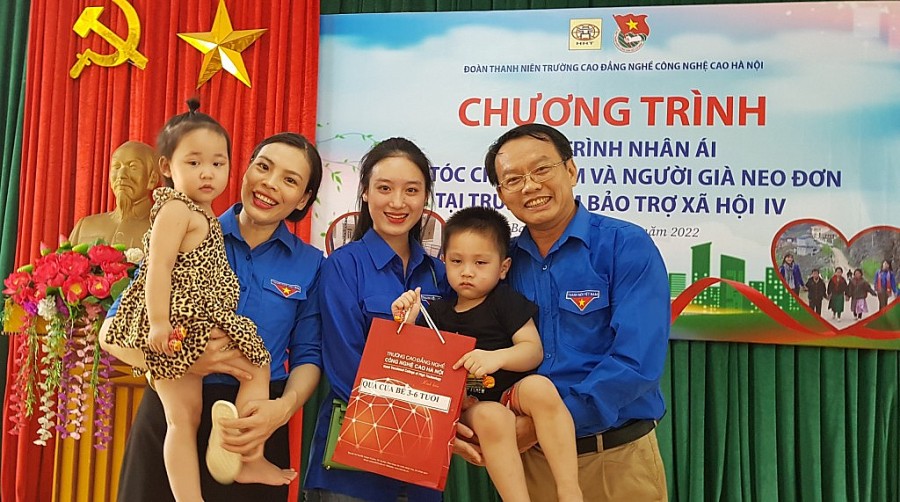 Tặng quà cho trẻ em Trung tâm Bảo trợ