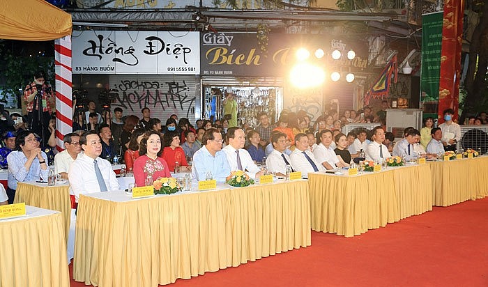 Các đồng chí lãnh đạo, nguyên lãnh đạo thành phố Hà Nội dự buổi lễ.