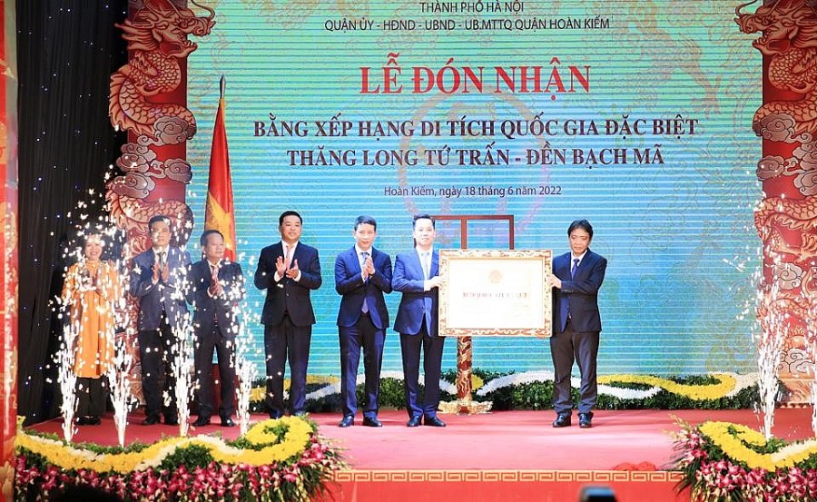 Thứ trưởng Bộ Văn hóa, Thể thao và Du lịch Hoàng Đạo Cương trao Bằng xếp hạng Di tích quốc gia đặc biệt Thăng Long tứ trấn - Đền Bạch Mã cho lãnh đạo quận Hoàn Kiếm.