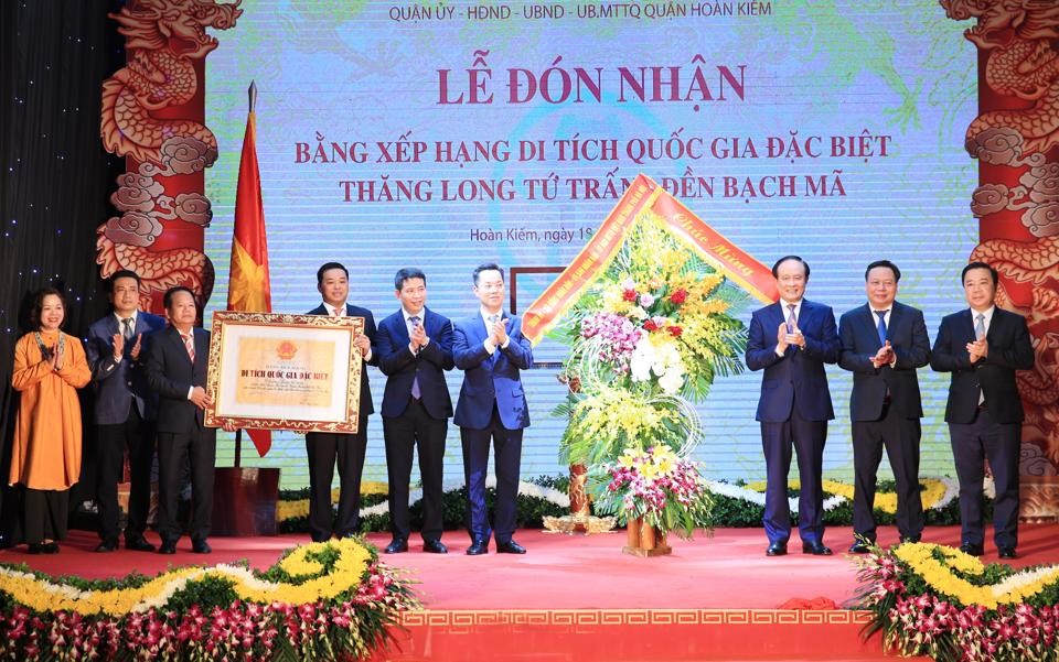 Các đồng chí lãnh đạo thành phố Hà Nội tặng hoa chúc mừng quận Hoàn Kiếm đón nhận Bằng xếp hạng Di tích quốc gia đặc biệt Thăng Long tứ trấn - Đền Bạch Mã.