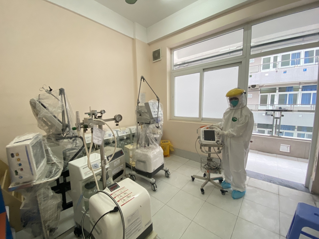 Phòng điều trị bệnh nhân mắc COVID-19 tại bệnh viện đa khoa Đức Giang được trang bị đầy đủ máy móc, thiết bị y tế hiện đại.