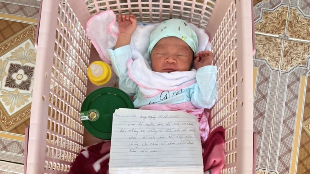 Bắc Giang: Bé trai sơ sinh bị bỏ rơi tại mái hiên ven đường