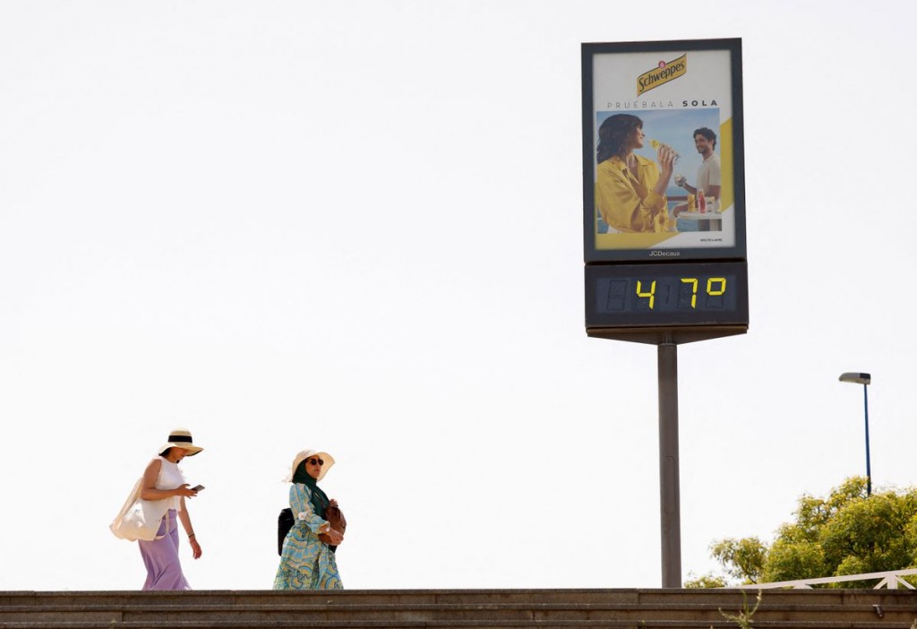 Bảng điện tử hiển thị nhiệt độ ngoài trời 47 độ C dưới thời tiết nắng nóng ở thành phố Seville, miền Nam Tây Ban Nha, ngày 11/6 (Ảnh: Reuters)