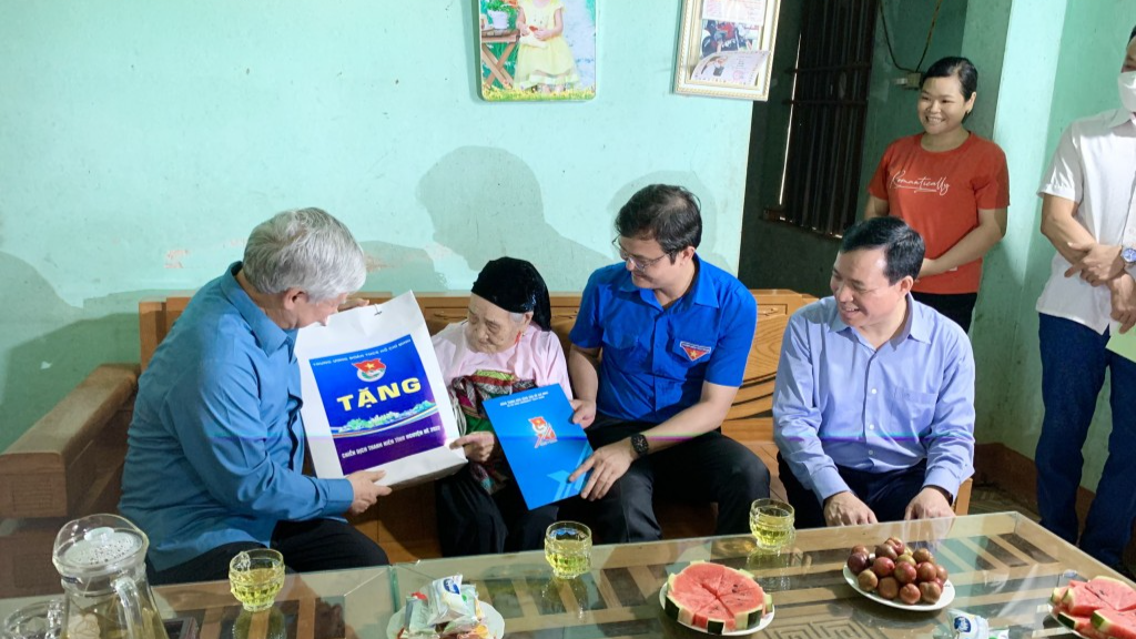 Bí thư Thường trực Trung ương Đoàn Bùi Quang Huy thăm tặng quà mẹ Việt Nam anh hùng tại Thanh Hóa