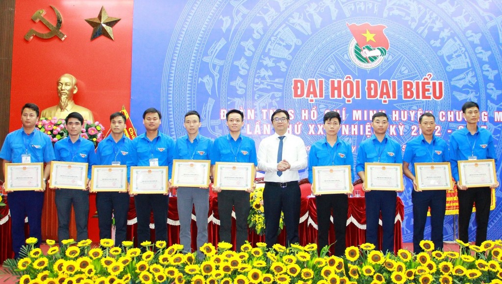 Đồng chí Nguyễn Văn Thắng, Thành ủy viên, Bí thư Huyện ủy huyện Chương Mỹ trao giấy khen tới đoàn viên, thanh niên