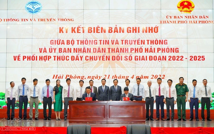 Thứ trưởng Bộ TT&amp;amp;TT Nguyễn Huy Dũng và Phó Chủ tịch Hoàng Minh Cường ký kết hợp tác