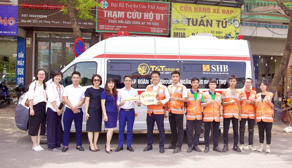 Đại diện Tập đoàn T&amp;amp;T Group và Ngân hàng SHB trao tặng Đội hỗ trợ sơ cứu FAS Angel xe cứu thương GAZ trị giá 870 triệu đồng.