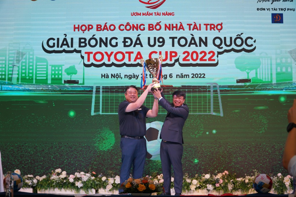 Phó Giám đốc Toyota Việt Nam trao chiếc cúp của giải đấu cho Tổng Biên tập Báo Thiếu niên Tiền Phong &amp;amp; Nhi đồng