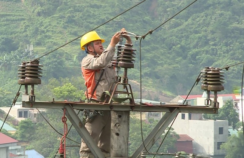 Công nhân EVNNPC bảo dưỡng, sửa chữa lưới điện tại Điện lực Hoàng Su Phì, Hà Giang