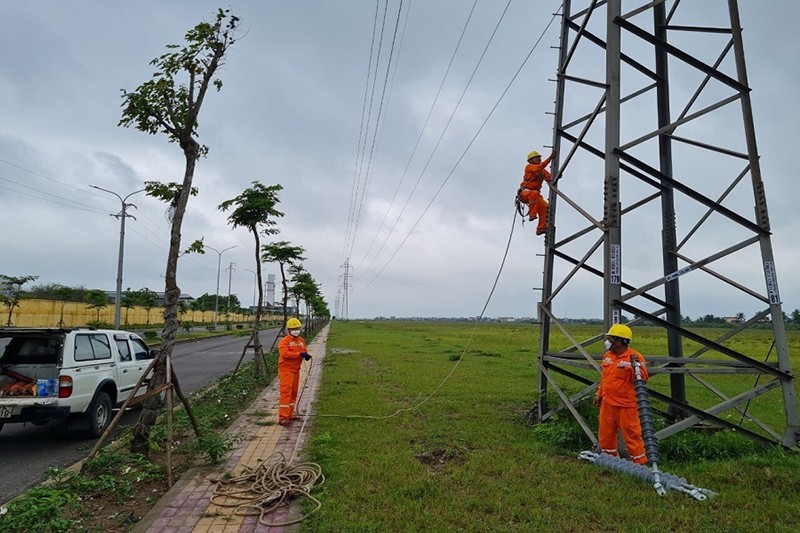 Cán bộ, nhân viên EVNNPC khắc phục sự cố trên lưới điện
