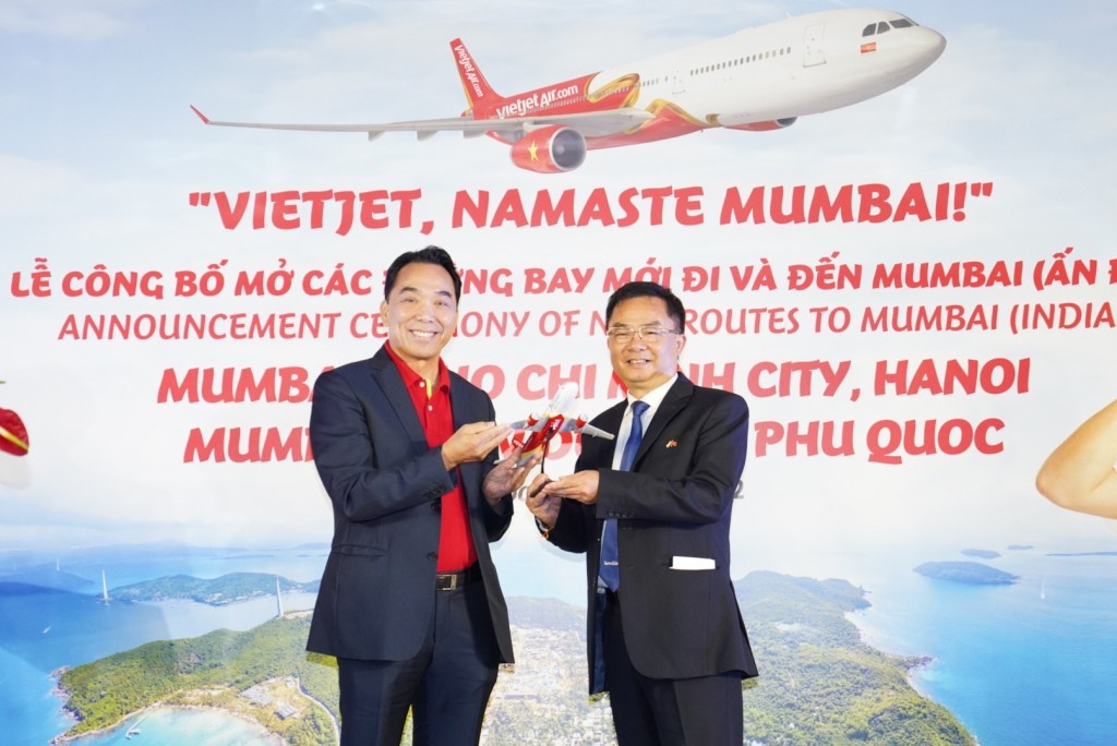 Ông Nguyễn Anh Tuấn, Thành viên Hội đồng quản trị Vietjet tặng quà lưu niệm cho ông Hoàng Tùng, Tổng Lãnh sự Việt Nam tại Mumbai