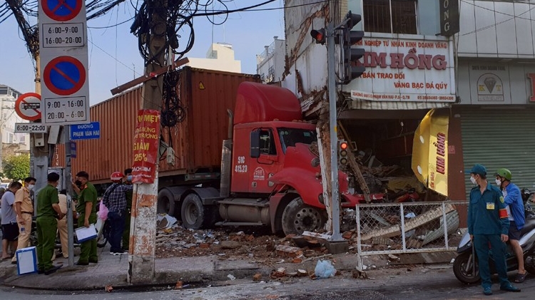 TP HCM: Xe container đâm sập tiệm vàng