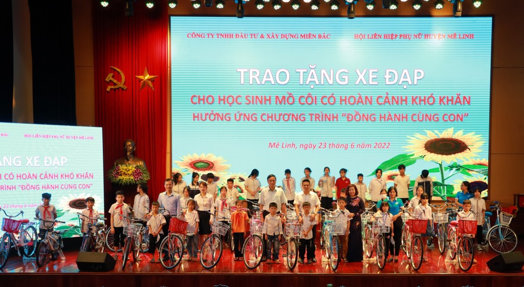 Lãnh đạo Hội LHPN thành phố, UB MTTQ huyện; Hội LHPN huyện Mê Linh cùng các doanh nghiệp, nhà tài trợ trao tặng xe đạp cho các em có hoàn cảnh khó khăn