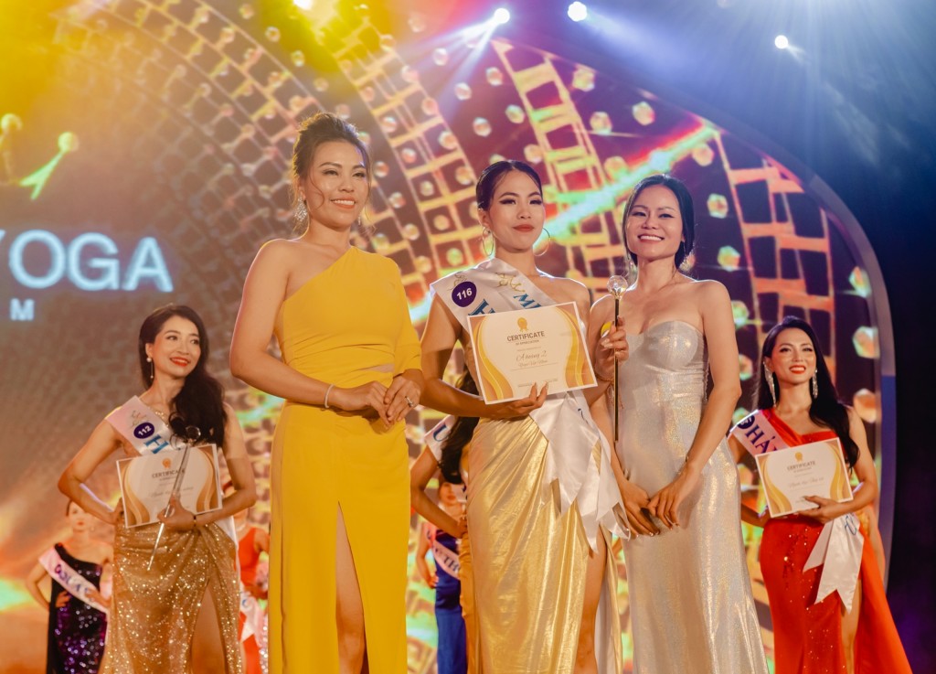 Từ trái qua: Chị Vũ Hồng Yến - Trưởng ban chuyên môn liên đoàn Yoga Việt Nam; Trang Thu Ngân (ở giữa) sinh năm 1989 ở Hà Nội (SBD 116) giành giải Á hoàng 2 cuộc thi Nữ hoàng Yoga Việt Nam 2022; và chị Vũ Minh Châu - Trưởng ban tổ chức Miss Yoga 2022.