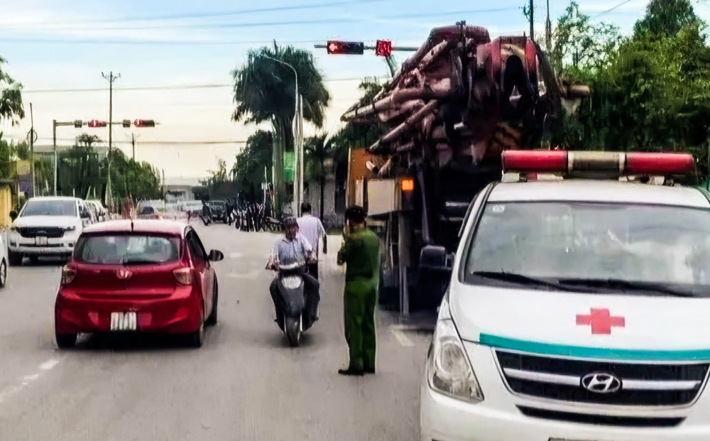 Thanh Hoá: Va chạm với xe bơm bê tông, 3 ông cháu thương vong