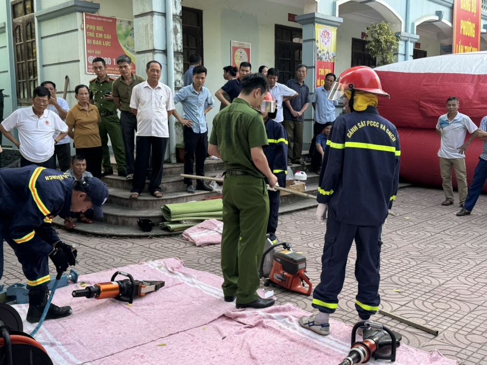 Học sinh Thanh Hoá học cách đu dây, chữa cháy khi gặp sự cố hoả hoạn