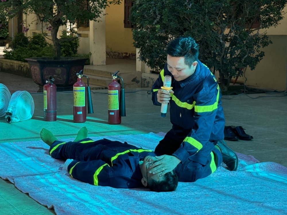 Học sinh Thanh Hoá học cách đu dây, chữa cháy khi gặp sự cố hoả hoạn