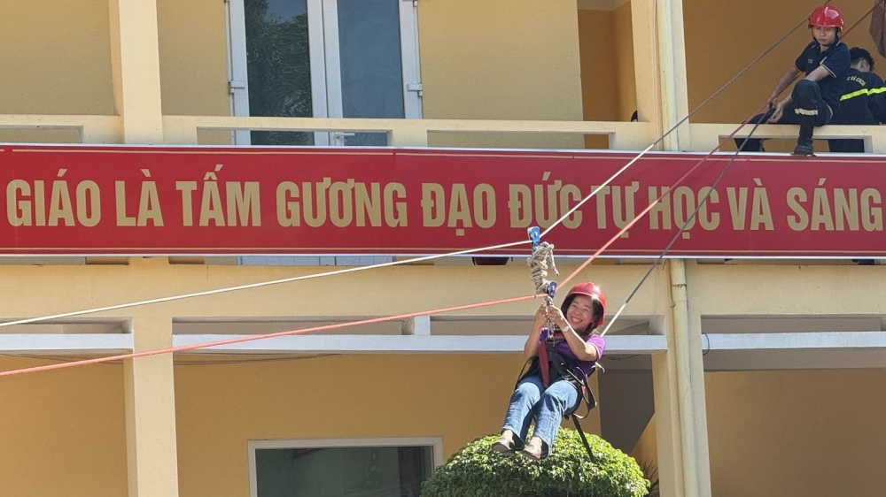 Học sinh Thanh Hoá học cách đu dây, chữa cháy khi gặp sự cố hoả hoạn