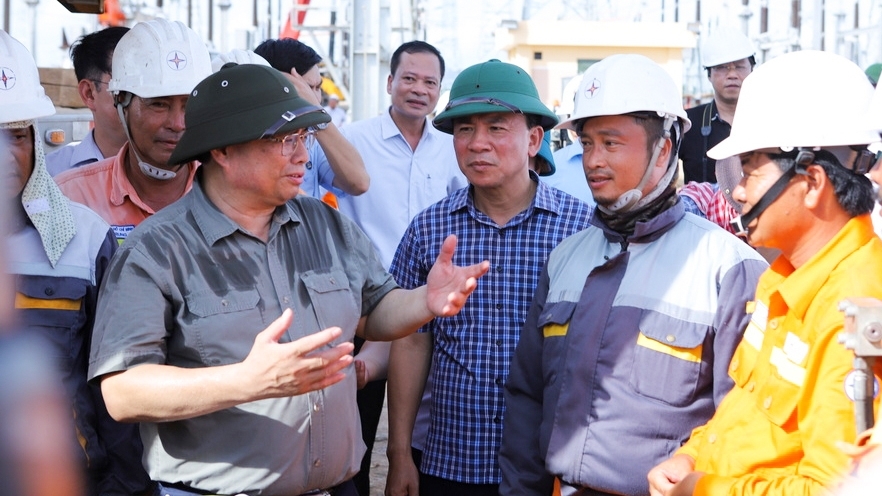 Thủ tướng động viên công nhân thi công dự án Đường dây 500kV tại Thanh Hóa