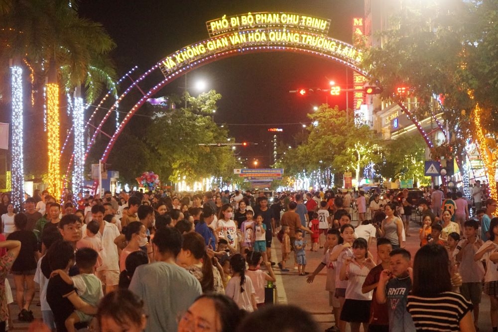 Hàng nghìn người dân nô nức trải nghiệm phố đi bộ đầu tiên ở Thanh Hóa