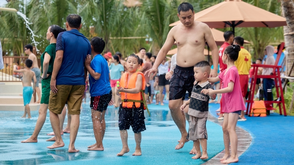 Thanh Hoá: Hàng nghìn người dân trải nghiệm công viên nước lớn nhất miền Bắc
