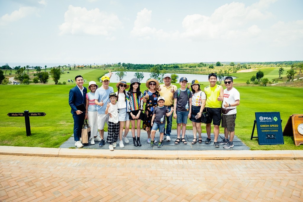 MC Thanh Thảo cùng đại gia đình trải nghiệm sân golf chuẩn PGA 36 hố trong chuyến du lịch tới NovaWorld Phan Thiet. Ảnh: NovaWorld Phan Thiet