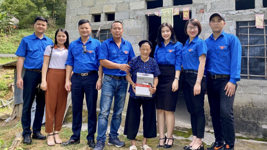 Tuổi trẻ Sơn Hà thăm tặng quà gia đình có hoàn cảnh khó khăn