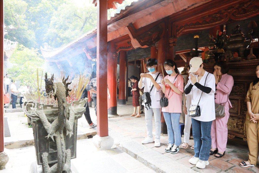 Đến Văn Miếu cũng là cách mà nhiều thí sinh giải tỏa tâm lý lo lắng trước ngày thi