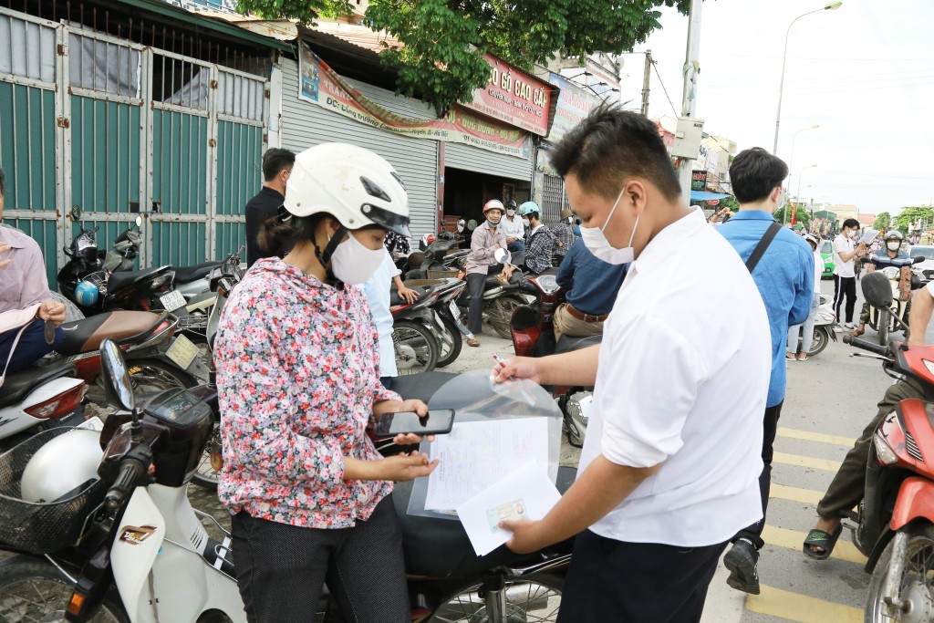 Thời tiết mát mẻ, mẹ cha viết lên áo: Chúc con thi tốt...