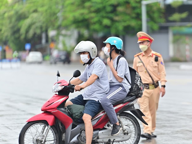 Trong buổi thi đầu tiên của kỳ thi THPT Quốc gia 2022, các thí sinh sẽ thi môn Ngữ văn với thời gian 120 phút, nhiều thí sinh được bố mẹ đưa đến trường từ rất sớm để kịp giờ vào thi.