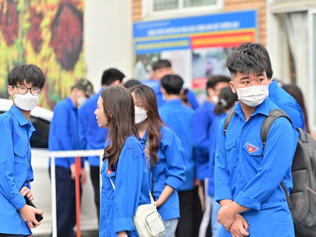 Lực lượng đoàn viên có mặt từ sớm để phối hợp cùng CSGT điều tiết, phân làn để tránh gây ra ùn tắc tại trước khu vực cổng trường.