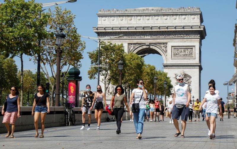 Số ca mắc mới COVID-19 trung bình mỗi ngày tại Pháp trong tuần qua đã lên tới 120.000 người (Ảnh: Reuters)