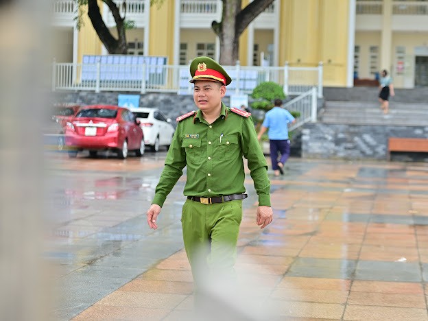 Lực lượng công an cũng được bố trí khu vực bên trong sân trường và khu vực xung quanh để buổi thi đầu tiên diễn ra an toàn.