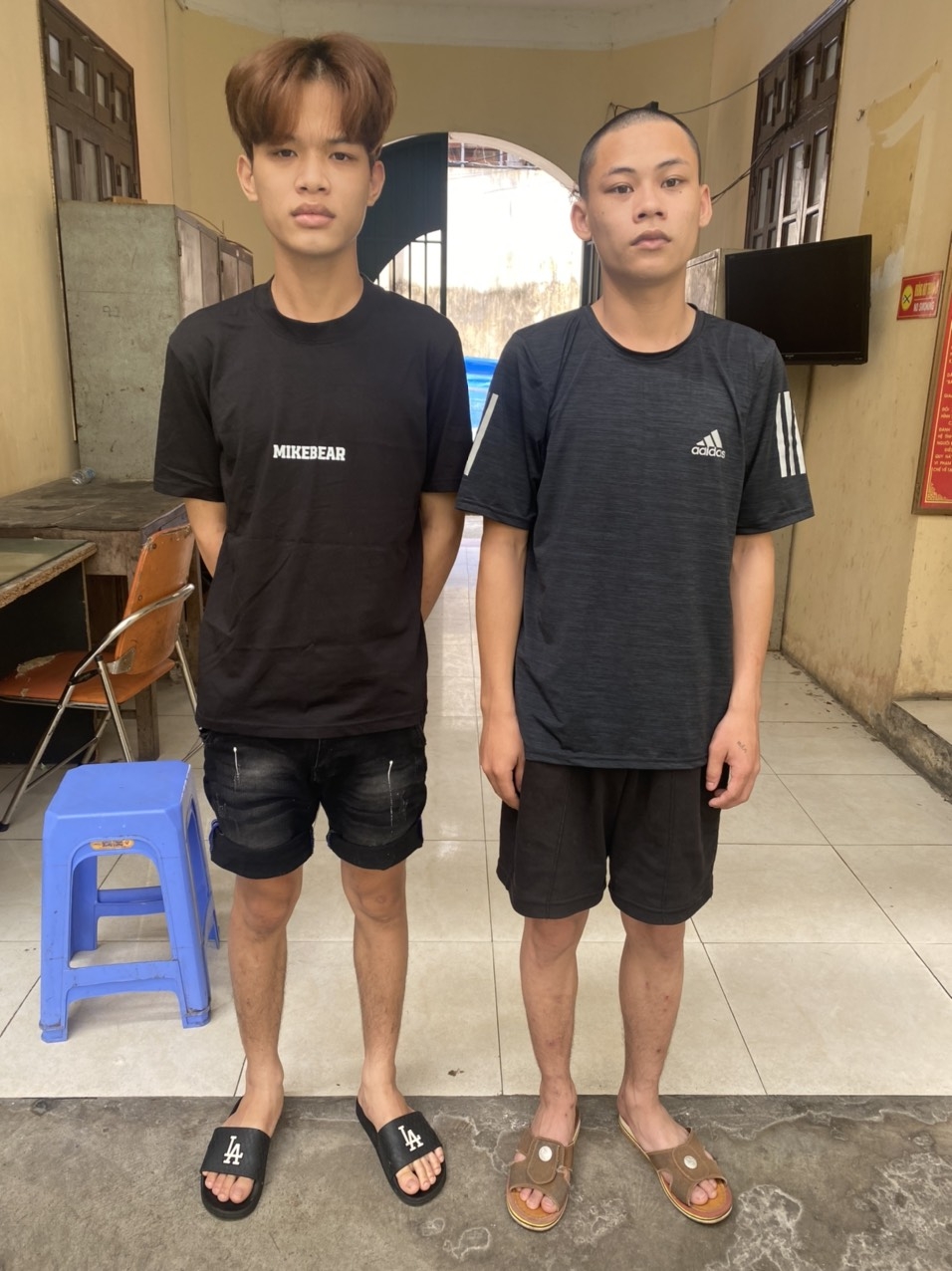 Bắc Giang: Hai thanh niên 2K3 rủ nhau bẻ khóa trộm 50 điện thoại di động