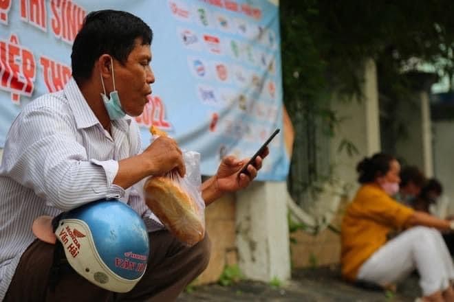 Con gái an vị trong phòng thi, bố mới an tâm lót dạ chiếc bánh mì “không người lái”