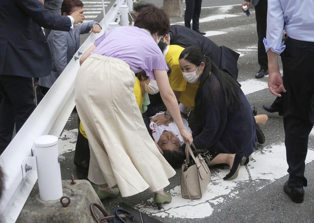 Cựu Thủ tướng Nhật Bản Abe Shinzo nằm trên mặt đất ở Nara, miền Tây Nhật Bản vào ngày 8/7 sau khi bị bắn. (Ảnh: AP)