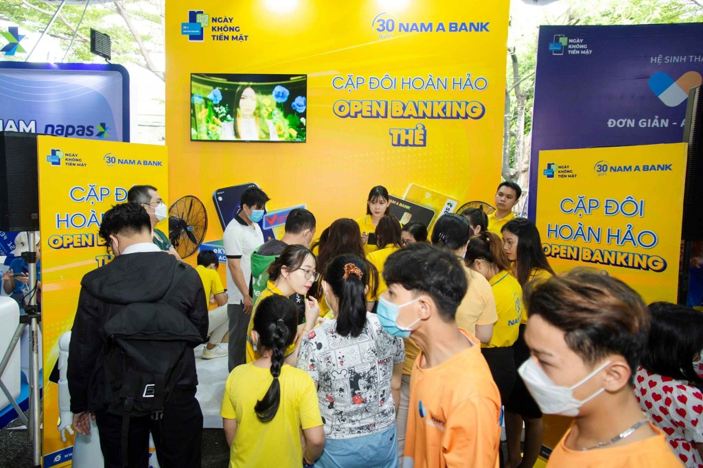 Công nhân tại Khu chế xuất Tân Thuận hào hứng trải nghiệm sản phẩm dịch vụ Nam A Bank tại hoạt động Phiên chợ Không tiền mặt