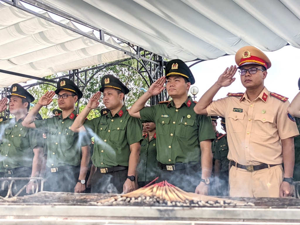 Các chiến sĩ dâng hương tưởng niệm anh hùng liệt sĩ