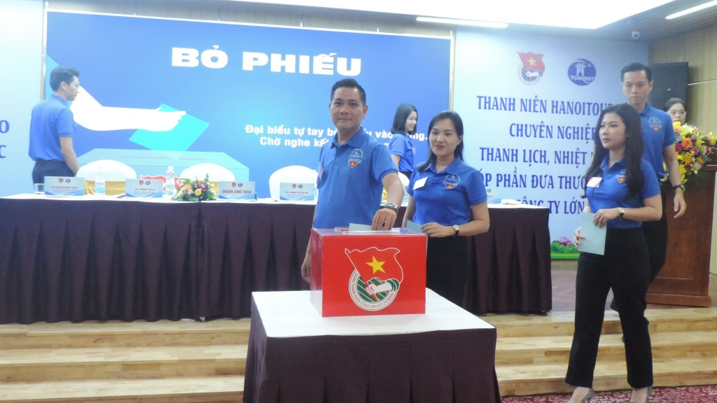 Đại biểu bỏ phiếu bầu Ban chấp hành Đoàn Thanh niên Tổng công ty Du lịch Hà Nội khóa IV