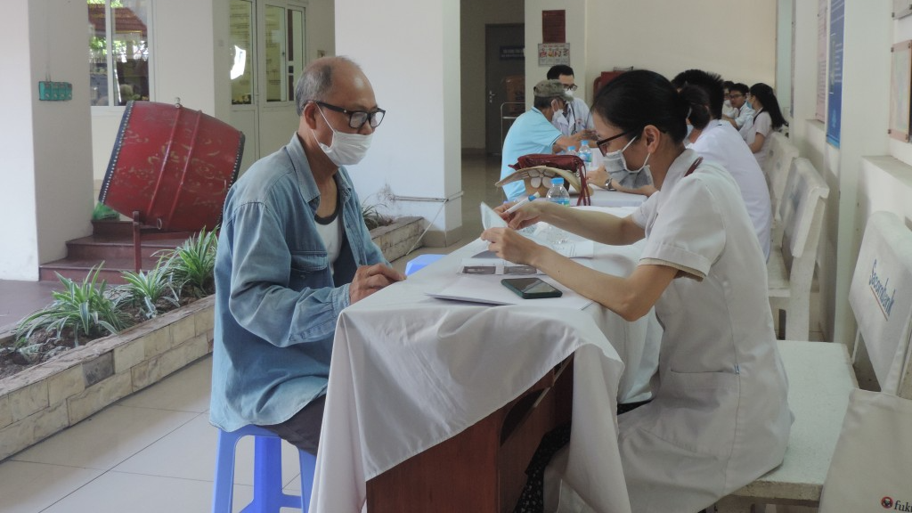 Y, bác sĩ trẻ khám bệnh cho cựu thanh niên xung phong quận Hoàn Kiếm